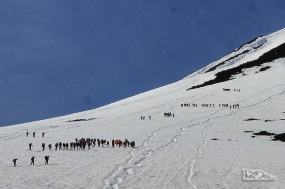 Na temporada e em dias de bom tempo, são centenas de pessoas, divididas em dezenas de grupos, a subir o vulcão Villarrica, região de Pucón, no sul do Chile